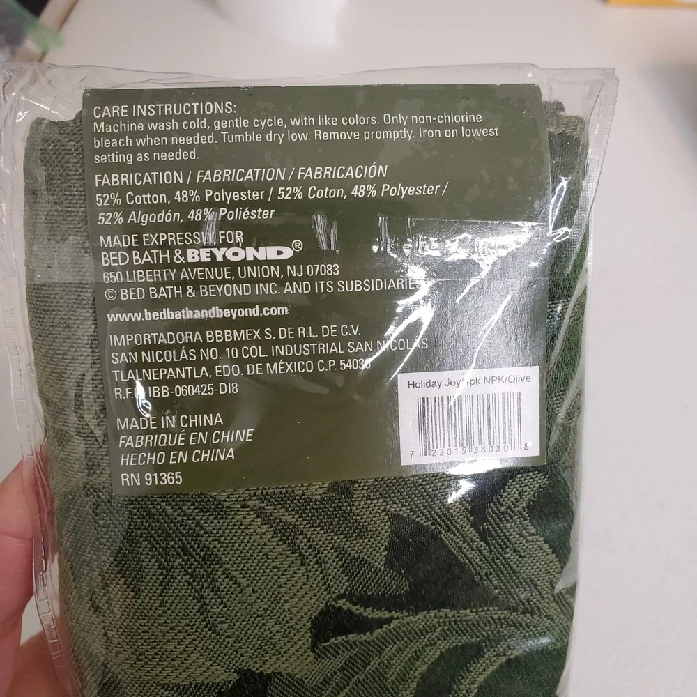 BED BATH & BEYOND HOLIDAY JOY Green Holly Christmas Cloth‎ Napkins Set Of 4